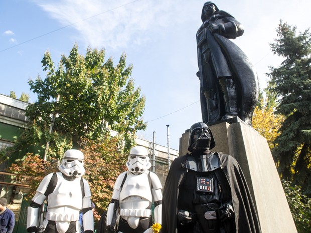 Na Ucrânia, estátua de Lenin é transformada em Darth Vader (2)