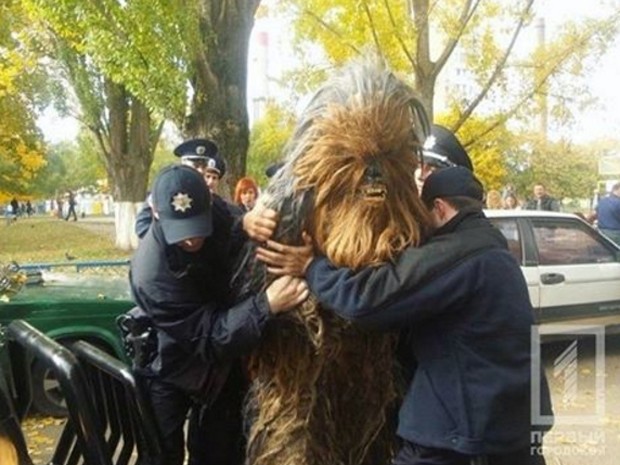 Chewbacca é preso por dirigir sem carteira na Ucrânia