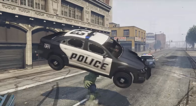 Destruindo tudo com o Hulk em GTA V