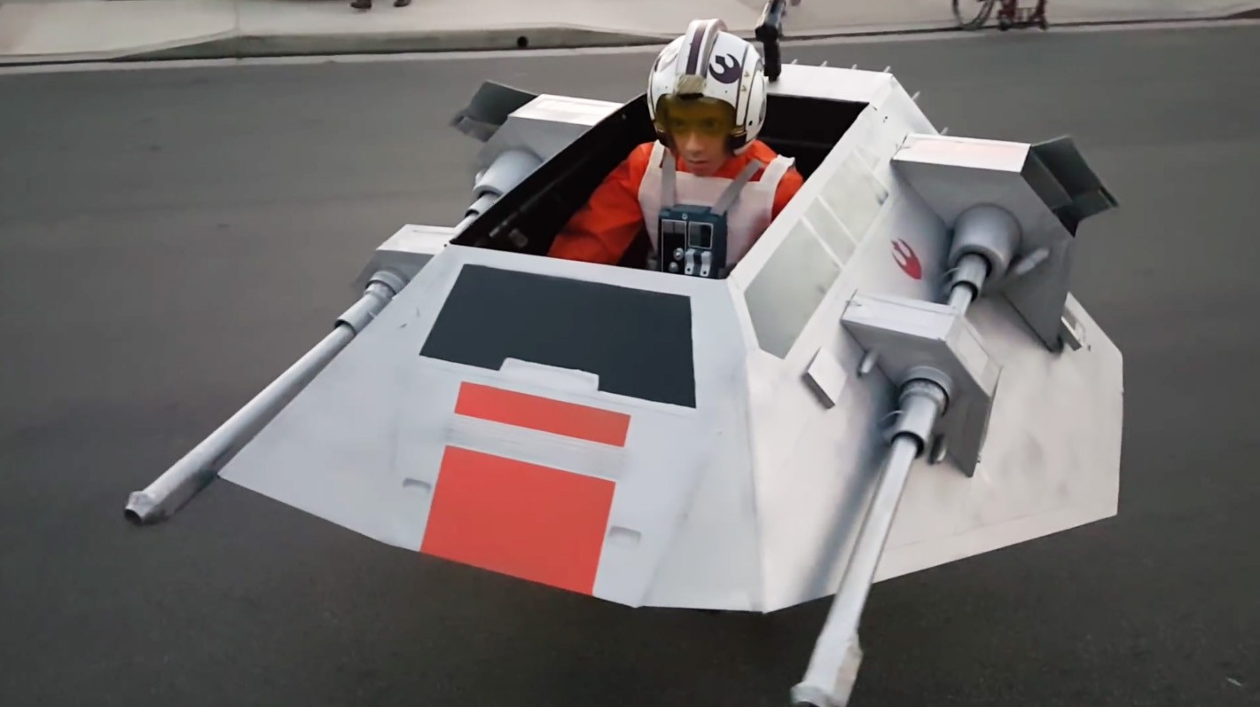 Pai transforma cadeira de rodas do filho em nave de Star Wars