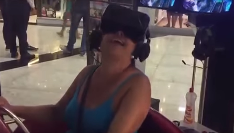Mulher entra em desespero em Montanha Russa virtual no Rio de Janeiro