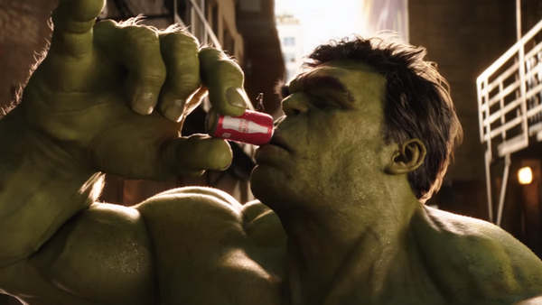 Homem Formiga rouba a Coca Cola do Hulk no comercial do Super Bowl 50