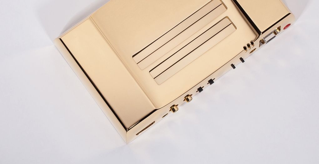 Designer cria NES banhado a ouro 24k