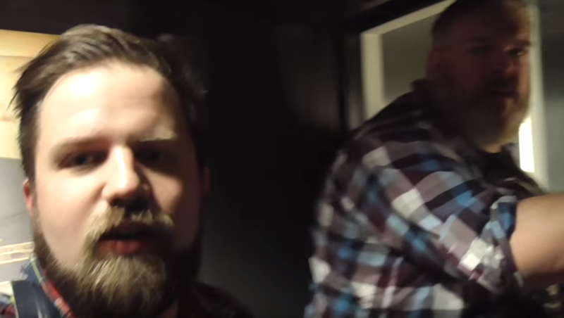 Homem encontra Hodor no elevador e as coisas ficam estranhas