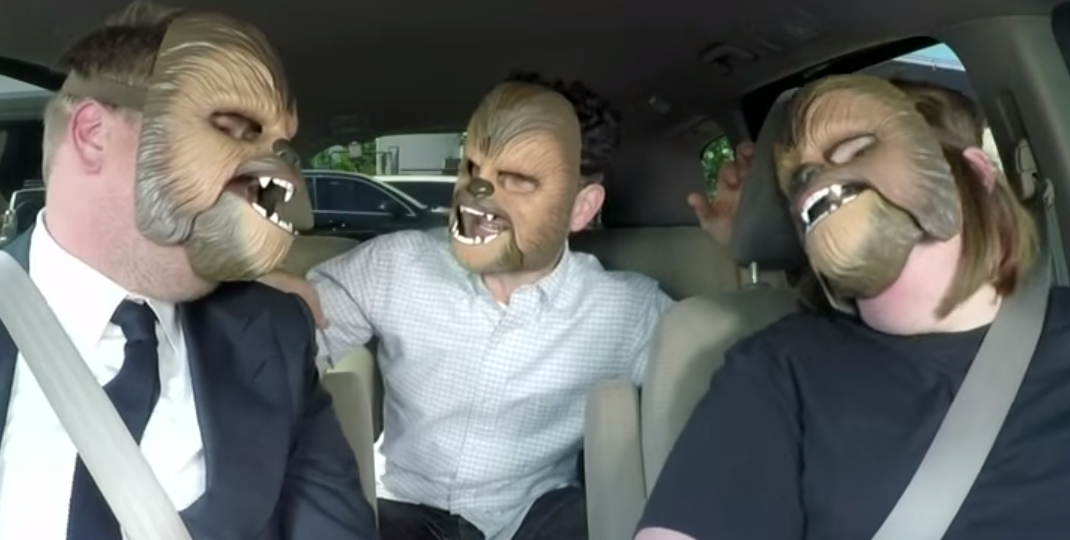 Mulher que teve ataque de risos com a máscara do Chewbacca conhece J.J. Abrams