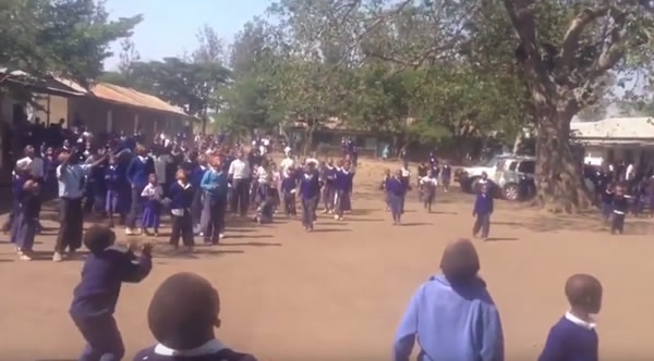 Crianças africanas viram um drone pela primeira vez