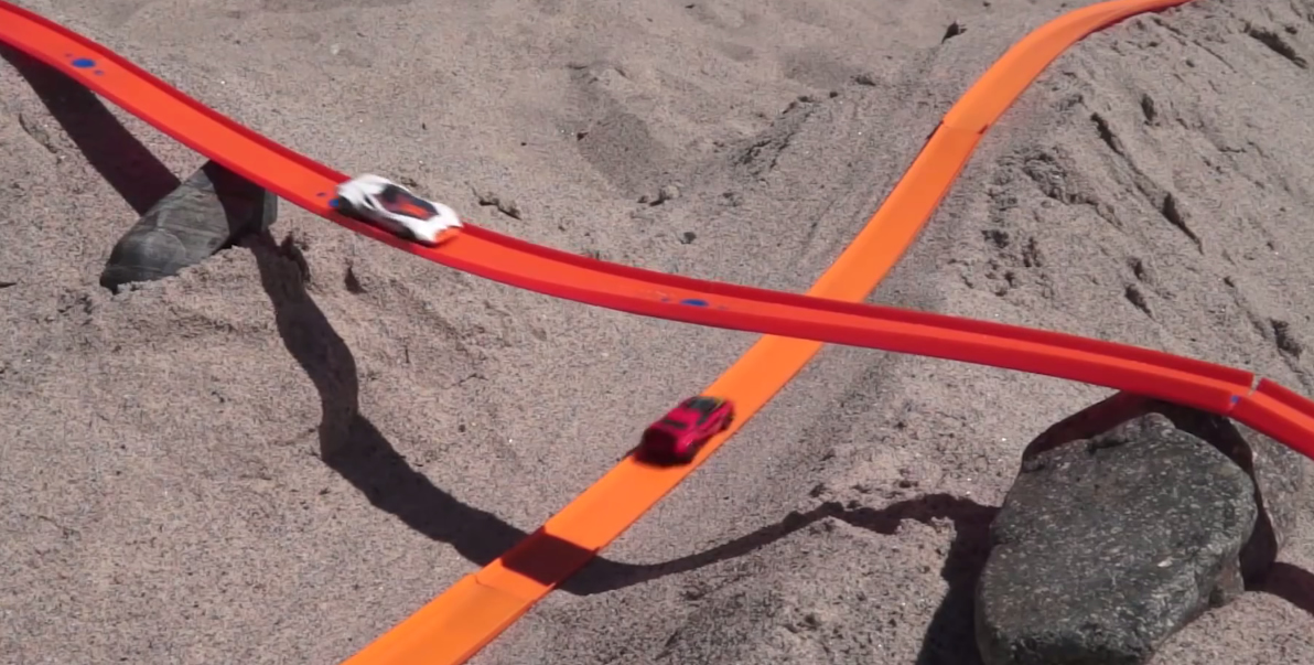 YouTuber faz pista de Hot Wheels gigante na praia