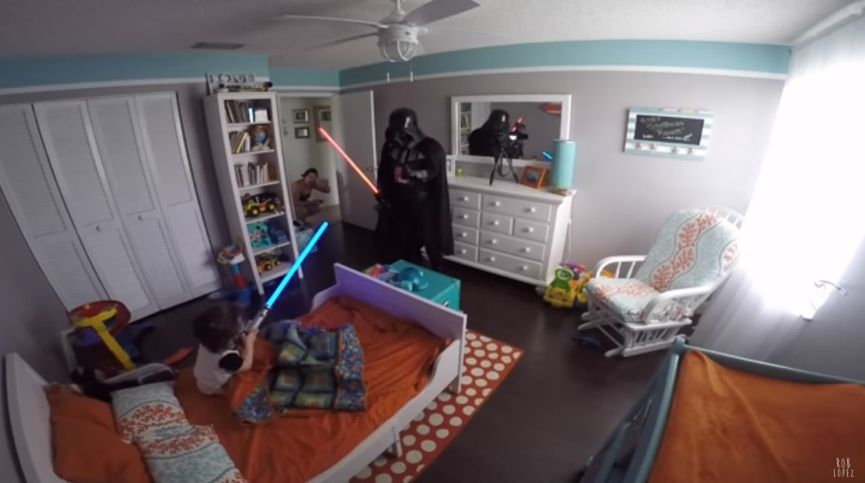 Darth Vader acorda criança que chama ele pra brincar