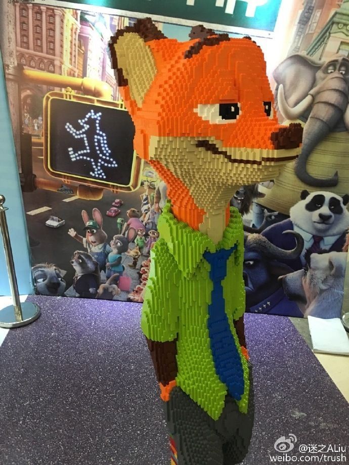 Menino destrói escultura de Lego que estava exposta há uma hora