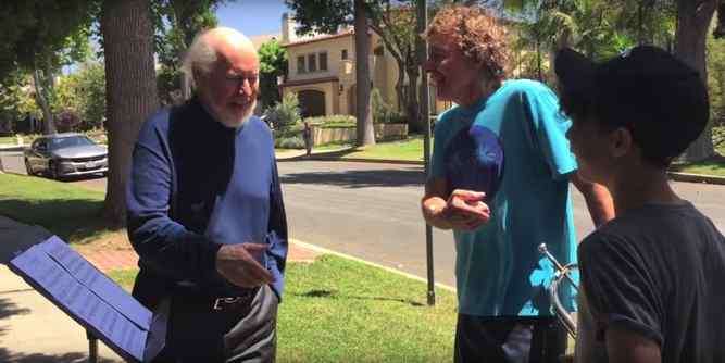 Fãs tocam tema de Star Wars na frente da casa de John Williams 