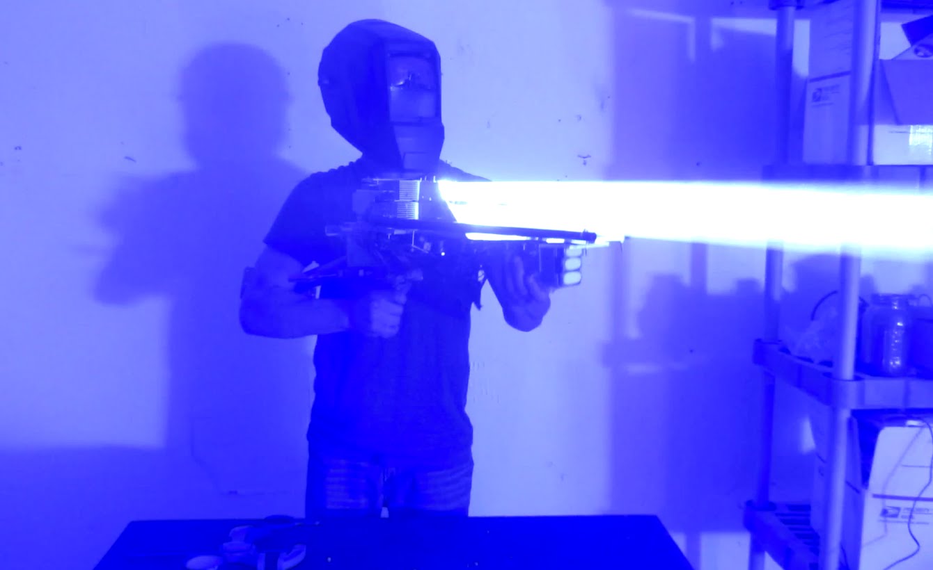 Jovem constrói uma bazuca de laser